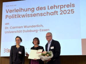 Carmen Wunderlich receiving the Political Science Teaching Award 2025